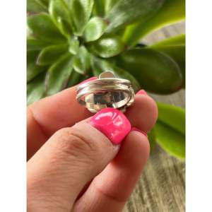 Anillo de Plata de Ley Hecho a Mano por Artesanos Navajo con Coral Mediterráneo - Joyería con Engaste Estilo Boho - Product Image 5