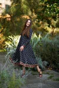 Robe Darcy faite à la main, longueur mollet, bohème, noire et blanche, en coton fleuri, décontractée, occasionnelle, mode éthique - Product Image 6