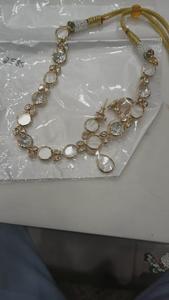 Collier ras du cou Kundan de mariée et boucles d'oreilles Jhumka serties de perles rouges diamants américains idéales pour les mariages et les vêtements de fête - Product Image 4