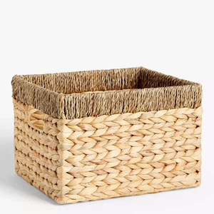 Panier de rangement en jacinthe d'eau magnifiquement fabriqué à la main, parfait pour ajouter une touche d'élégance et de fonctionnalité à votre salle de bain - Product Image 1