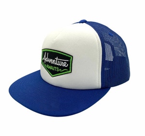 Sombrero de camionero de espuma con logotipo de parche tejido para hombres y mujeres, ala plana de 5 paneles, tela de malla de perfil medio de Color Blanco/azul de alta calidad - Product Image 2