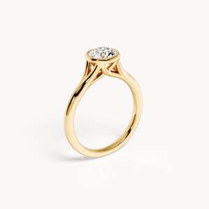 Anillo de compromiso con diamante redondo engastado en bisel - Product Image 3