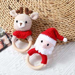 Jouet pour bébé fait main au crochet et tricoté, hochet sonore à anneau en bois, poupée apaisante de Noël, artisanat textile et en tissu - Product Image 3