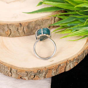 Anillo fino de oro de 10K hecho a mano con piedra preciosa de apatita de neón, ajuste de bisel chapado en rodio de estilo vintage - Product Image 1