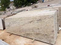Fournisseur indien de pierres naturelles de qualité supérieure, dalles et carreaux de granit noir absolu poli et affûté pour villas modernes, cuisines et salles de bain.