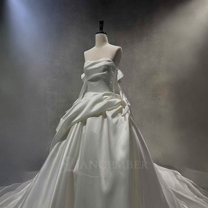 Robe de mariée moderne brillante NT59 à col bateau long, avec volants, dentelle, fleurs et appliques en cristal, avec manches - Product Image 4