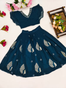 ชุดเลเฮนกาโชลีสีฟ้าอมเขียวแบบยาวถึงพื้นสำหรับเด็กผู้หญิง ยี่ห้อ Shoryam Fashion ผ้าจอร์เจตต์ พร้อมเสื้อระบายหลายชั้น ลายพิมพ์ฟอยล์ สไตล์ชาติพันธุ์ เหมาะสำหรับงานปาร์ตี้ - Product Image 2