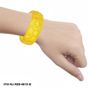 Brazalete de Resina Amarillo con Diseño de Panal, Brazalete Geométrico Tallado para Mujer, Joyería Boho Chic Hecha a Mano - Product Image 5