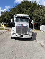 Camion benne PETERBILT 567 d'occasion en bon état, modèle 2022, 6 cylindres (510 ch), 3 essieux (PACCAR MX-13), 6x4, transmission AMT, conduite à gauche
