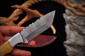 Cuchillo de caza de acero de Damasco hecho a mano, diseño personalizado con Funda de cuero natural y mango de hueso compatible con OEM - Product Image 6