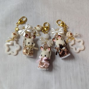 Llavero 40 Aniversario Sylvanian Families: Dije de Conejo de Chocolate con Cuentas - Product Image 4