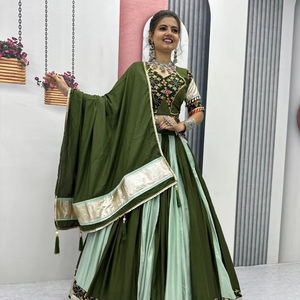 Lehenga Choli traditionnel de couleur verte spéciale Navratri en tissu de coton pur pour les femmes indiennes dans les occasions de festivals - Product Image 1
