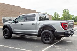 Ford F-150 Raptor 2023 Usado, Motor V8 Supercargado de 700 hp, Tracción en las Cuatro Ruedas, Techo Corredizo y Paquete de Puerta Trasera, Mayormente sin Modificaciones - Product Image 5