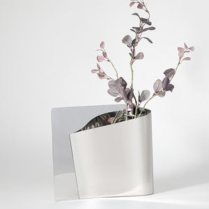 Vase à fleurs en métal et fer couleur argent moderne tendance décoration d'hôtel et de restaurant personnalisable économiquement - Product Image 1