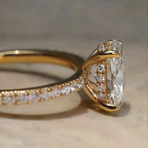 Anillo de compromiso de moissanita con corte ovalado de 7x10 mm, banda pavé con halo oculto, chapado en oro amarillo, joyería nupcial fina al por mayor - Product Image 4