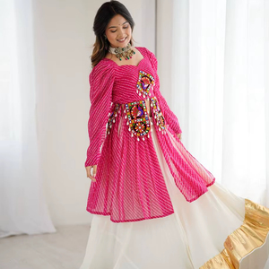 Haut élégant en faux georgette avec imprimé numérique en fil codi et glands, associé à un lehenga en soie beurre avec des franges en gota patti cousues, taille 44 - Product Image 1