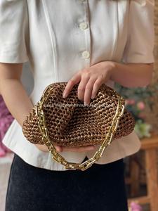 Pochette de mariage de soirée en crochet métallique à la mode, sac de soirée pour femmes avec sangles et poignées en chaîne dorée - Product Image 3