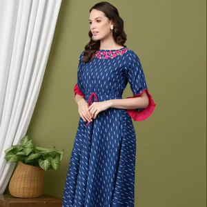 Robe Anarkali Kurta en coton cambric brodé à imprimé Ikat pour femmes en gros, longueur mollet, col bateau, manches courtes, vêtements ethniques bleus - Product Image 1
