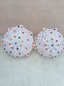 Parapluie décoratif blanc avec miroir Work & Pom-Poms Indian Wedding & Festival Decor Parasol Ethnic Event Decoration Umbrella - Product Image 6