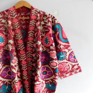 Bata Larga Corta Reversible de Algodón Bordado Suzani Hecha a Mano para Mujer, Estilo Bohemio Étnico, Ecológica, para Otoño e Invierno - Product Image 3