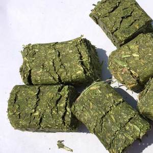 Foin d'alfalfa naturel de qualité supérieure, riche en nutriments et en fibres, pour une croissance saine du bétail - Product Image 1