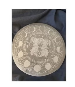 Placa de carga de cristal de selenita grabada Triple diosa al por mayor herramienta esencial para practicante de Reiki decoración del hogar - Product Image 1