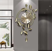 Horloge murale en métal avec détails élégants, élégante et fonctionnelle, parfaite pour les espaces de vie de luxe disponibles par Azora Industries