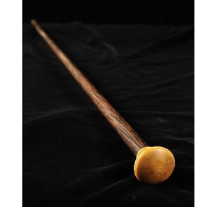 Bastón rústico de madera hecho a mano para senderismo y uso diario - Product Image 4