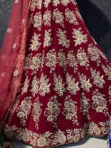 2023ออกแบบใหม่แต่งงานเจ้าสาวสวม9000เย็บปักถักร้อยกำมะหยี่ทำงานกับเพชรสีฟ้าสีเขียว Lehenga Choli ผู้จัดจำหน่ายอินเดีย - Product Image 6