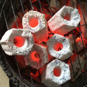 CHARBON DE BOIS DE SCIE MEILLEUR VENDEUR POUR BBQ, FABRIQUÉ AU VIETNAM PAR BIWOOD COMPANY, SANS ODEUR ET SANS FUMÉE - Product Image 1