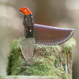 Cuchillo de caza con hoja de acero de Damasco hecho a mano personalizado con mango de madera y Funda de cuero a la venta - Product Image 4