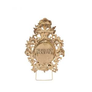 Marco adornado de latón antiguo con ilustraciones florales en diseño ovalado con intrincados detalles decorativos vintage - Product Image 4