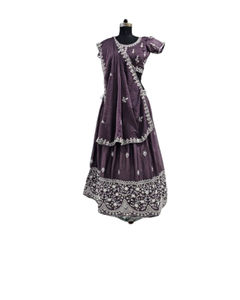 Lehenga Choli en soie traditionnel avec un élégant chemisier et un dupatta pour femmes, idéal pour les mariages, les célébrations et les fêtes, en solde ! - Product Image 1