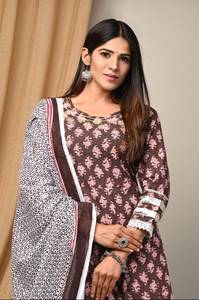Belle Designer Femmes Haute Qualité Rayonne Imprimé Anarkali Kurti Avec Pantalon & Dupatta (Ensemble 3Pc) pour femmes et filles - Product Image 3