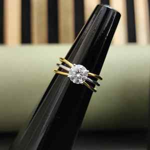 Anillo de Compromiso Exclusivo de Tres Hileras de Moissanita con Corte Redondo en Oro Amarillo con Certificación IGI en Oro de 14K - Product Image 1