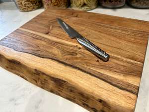 Planche à découper en bois d'acacia à bord vif, artisanale, rustique, épaisse et lourde, pour la maison, l'hôtel, le restaurant - Product Image 3