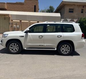 SUV Land Cruiser d'occasion, moteur 8L, conduite à droite, sièges en cuir - Product Image 3