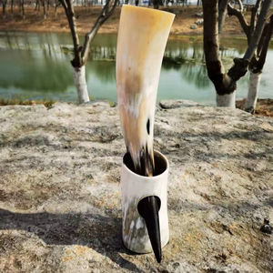 Corne à boire Viking naturelle polie avec support pour Ale et Mead - Product Image 1