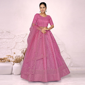 ชุดเลเฮนกาโชลีผ้าตาข่ายปักลายพร้อมผ้าคลุมไหล่ |   ชุดเจ้าสาวสุดหรูสำหรับงานแต่งงาน งานเลี้ยงต้อนรับ และงานปาร์ตี้ ขายส่ง - Product Image 1