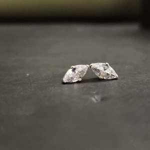 Magnifiques boucles d'oreilles de luxe en diamant taille marquise, or massif 18 carats, certifiées IGI, parfaites pour les anniversaires et les fêtes, cadeau idéal - Product Image 4