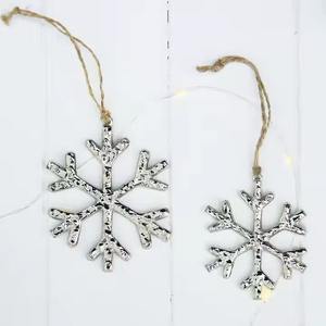 Forma de copos de nieve de metal Decoración navideña Premium Decoración colgante Adornos navideños Artesanía de metal del fabricante indio - Product Image 5