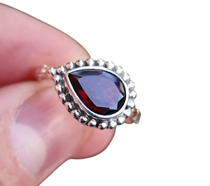 Anillo de Compromiso de Plata de Ley 925 con Baño de Rodio para Mujer, Hecho a Mano con Piedra Preciosa de Granate, Engaste de Puntas, Joyería Fina - Product Image 1