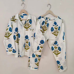Ensemble pyjama et combinaison de nuit longue en coton à imprimé floral blanc à col en V et manches longues pour femmes - Luxe décontracté élégant - Product Image 1
