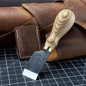 Cuchillo de afeitar recto Hoja afilada Cuchillo japonés de cuero Forjado a mano de acero al carbono endurecido, mango de ceniza, con funda. - Product Image 1