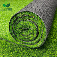 Gazon artificiel synthétique anti-UV à séchage rapide de 40 mm de l'usine Linwoo pour terrasse de piscine de complexe hôtelier