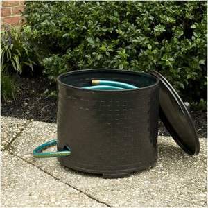 Soportes metálicos para mangueras de jardín con alta capacidad para mantener las mangueras enrolladas, organizadas y seguras para el riego diario. - Product Image 6