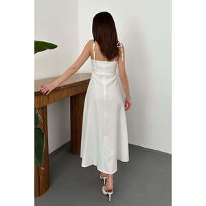 Robe en satin blanc avec fente et coussinets de soutien-gorge intégrés - Blanc - Product Image 5
