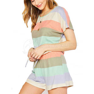 Conjunto de dos piezas de verano XL personalizado de alta calidad para mujer, Camiseta con cuello redondo, pantalones cortos de chándal hasta la rodilla con logotipo de decoración de patrón sólido - Product Image 3