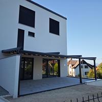 Pergola à arche rétractable moderne en alliage d'aluminium, finition thermolaquée, écologique, imperméable, résistante à la putrescence et aux rongeurs