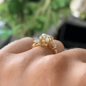 Bague de fiançailles Lunarae en or jaune avec trois pierres de 0,30 ct, pierres latérales en diamant cultivé en laboratoire, certifiée IGI, coupe excellente VS1 - Product Image 6
